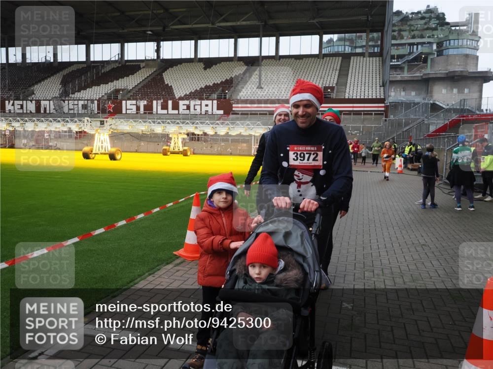 07.12.2025 - St. Pauli X-Mass-Run No. 15 Fabian Wolf http://msf.ph/oto/9425300 07.12.2025 12:13:09 Ziel 455, 463, 466, 2543 meine-sportfotos.de