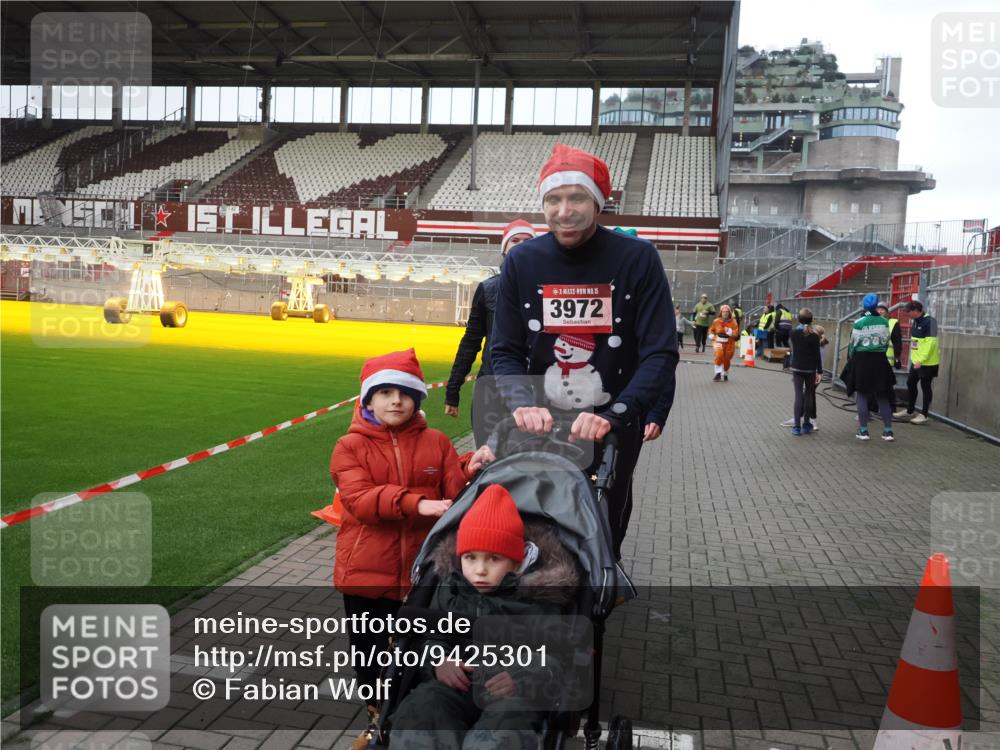07.12.2025 - St. Pauli X-Mass-Run No. 15 Fabian Wolf http://msf.ph/oto/9425301 07.12.2025 12:13:09 Ziel 455, 463, 466, 2543 meine-sportfotos.de