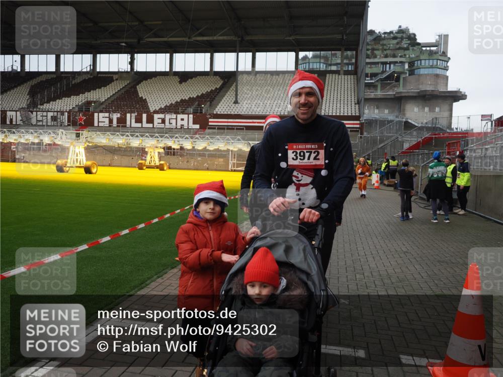 07.12.2025 - St. Pauli X-Mass-Run No. 15 Fabian Wolf http://msf.ph/oto/9425302 07.12.2025 12:13:09 Ziel 455, 463, 466, 2543 meine-sportfotos.de