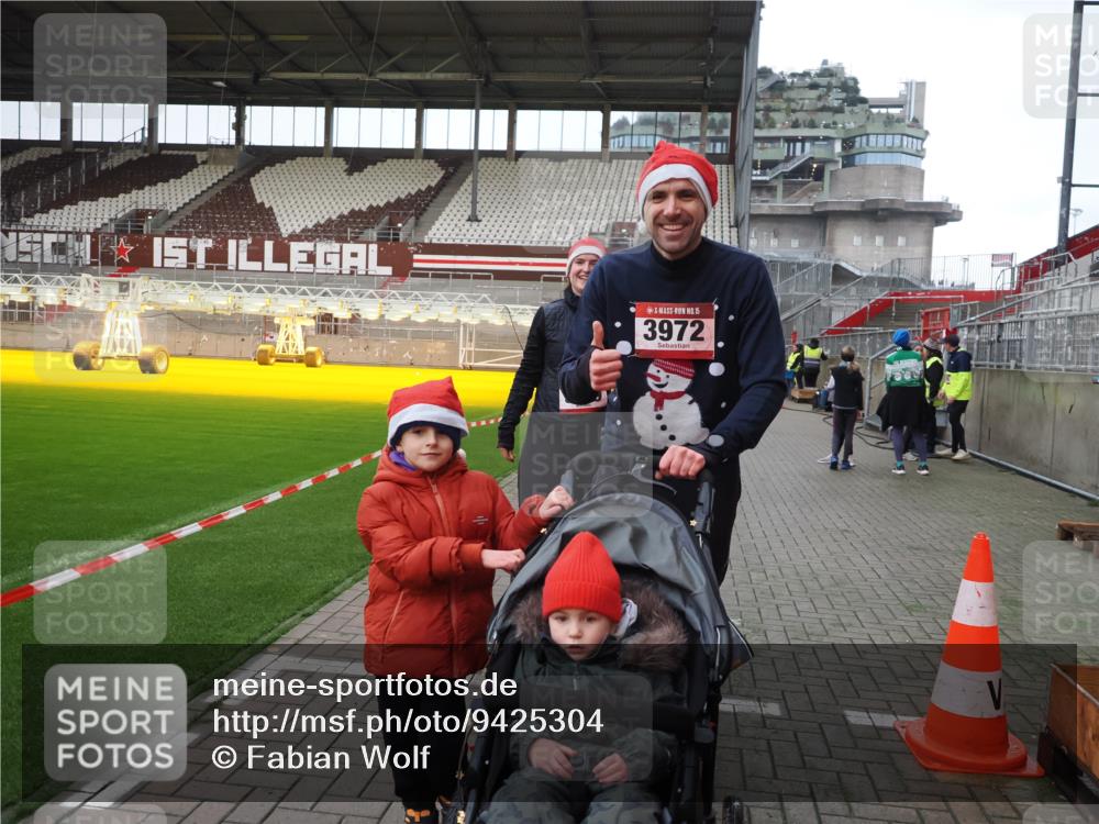 07.12.2025 - St. Pauli X-Mass-Run No. 15 Fabian Wolf http://msf.ph/oto/9425304 07.12.2025 12:13:10 Ziel 455, 463, 466, 2543 meine-sportfotos.de