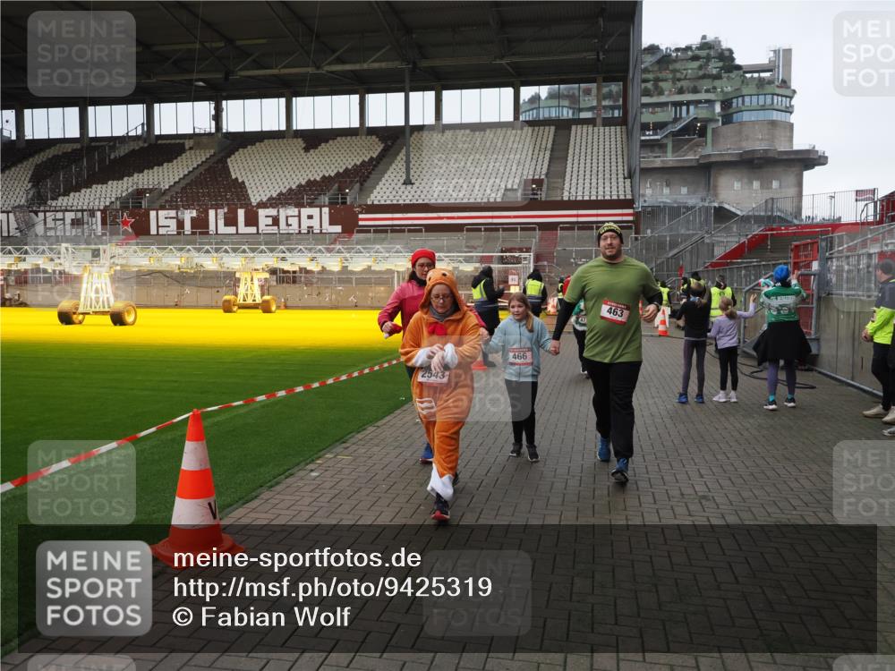 07.12.2025 - St. Pauli X-Mass-Run No. 15 Fabian Wolf http://msf.ph/oto/9425319 07.12.2025 12:13:18 Ziel 455, 463, 466, 2543, 4713 meine-sportfotos.de