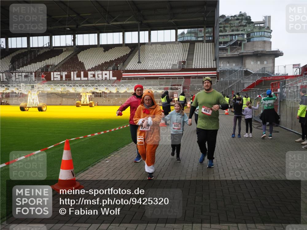 07.12.2025 - St. Pauli X-Mass-Run No. 15 Fabian Wolf http://msf.ph/oto/9425320 07.12.2025 12:13:18 Ziel 455, 463, 466, 2543, 4713 meine-sportfotos.de