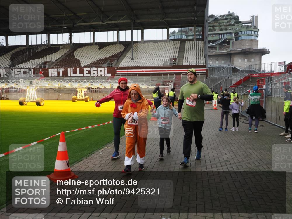 07.12.2025 - St. Pauli X-Mass-Run No. 15 Fabian Wolf http://msf.ph/oto/9425321 07.12.2025 12:13:18 Ziel 455, 463, 466, 2543, 4713 meine-sportfotos.de