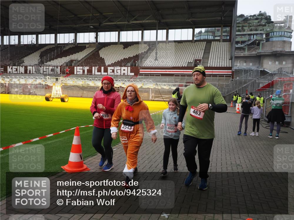 07.12.2025 - St. Pauli X-Mass-Run No. 15 Fabian Wolf http://msf.ph/oto/9425324 07.12.2025 12:13:19 Ziel 455, 463, 466, 2543, 4713 meine-sportfotos.de