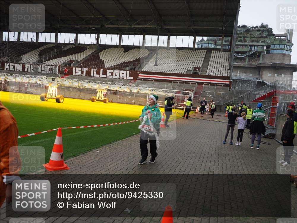 07.12.2025 - St. Pauli X-Mass-Run No. 15 Fabian Wolf http://msf.ph/oto/9425330 07.12.2025 12:13:21 Ziel 455, 463, 466, 2543, 3645, 4077, 4713 meine-sportfotos.de