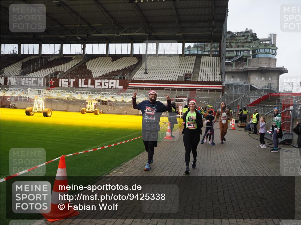 07.12.2025 - St. Pauli X-Mass-Run No. 15 Fabian Wolf http://msf.ph/oto/9425338 07.12.2025 12:13:29 Ziel 455, 463, 466, 3645, 4077, 4258, 4261, 4713 meine-sportfotos.de