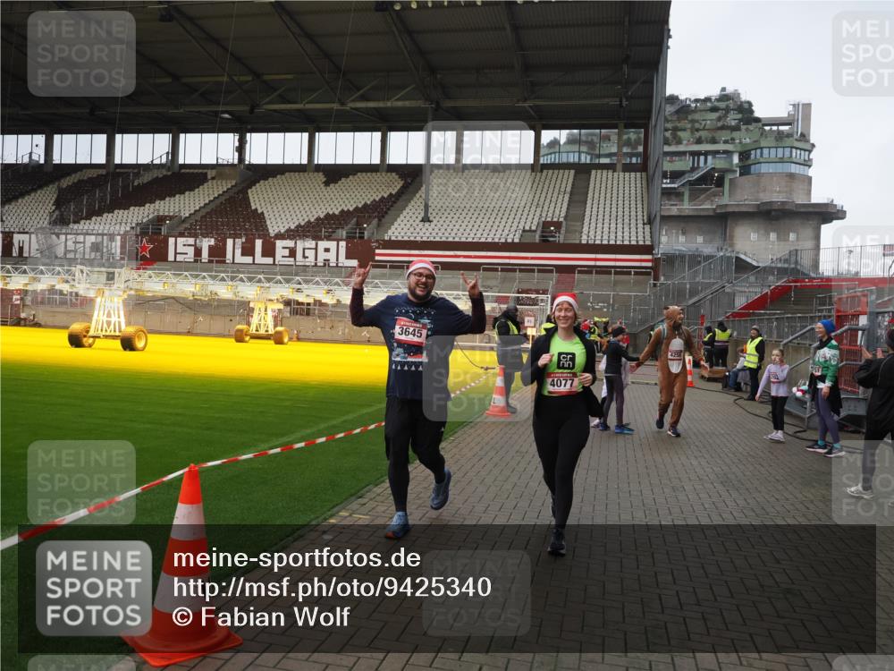 07.12.2025 - St. Pauli X-Mass-Run No. 15 Fabian Wolf http://msf.ph/oto/9425340 07.12.2025 12:13:30 Ziel 3645, 4077, 4258, 4261, 4713 meine-sportfotos.de