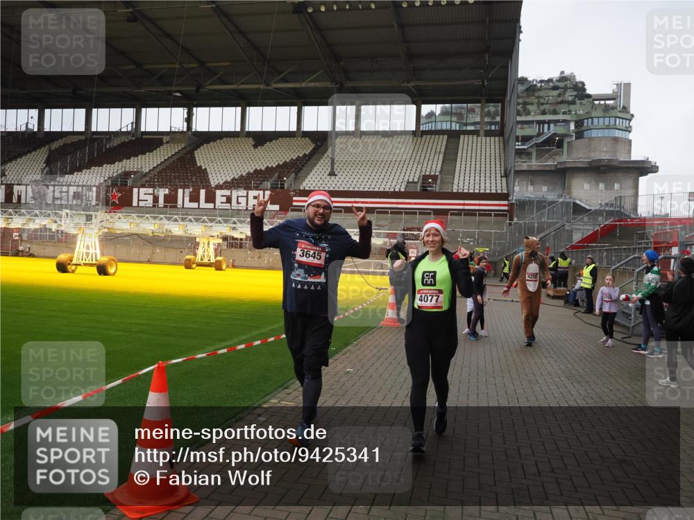 07.12.2025 - St. Pauli X-Mass-Run No. 15 Fabian Wolf http://msf.ph/oto/9425341 07.12.2025 12:13:30 Ziel 3645, 4077, 4258, 4261, 4713 meine-sportfotos.de