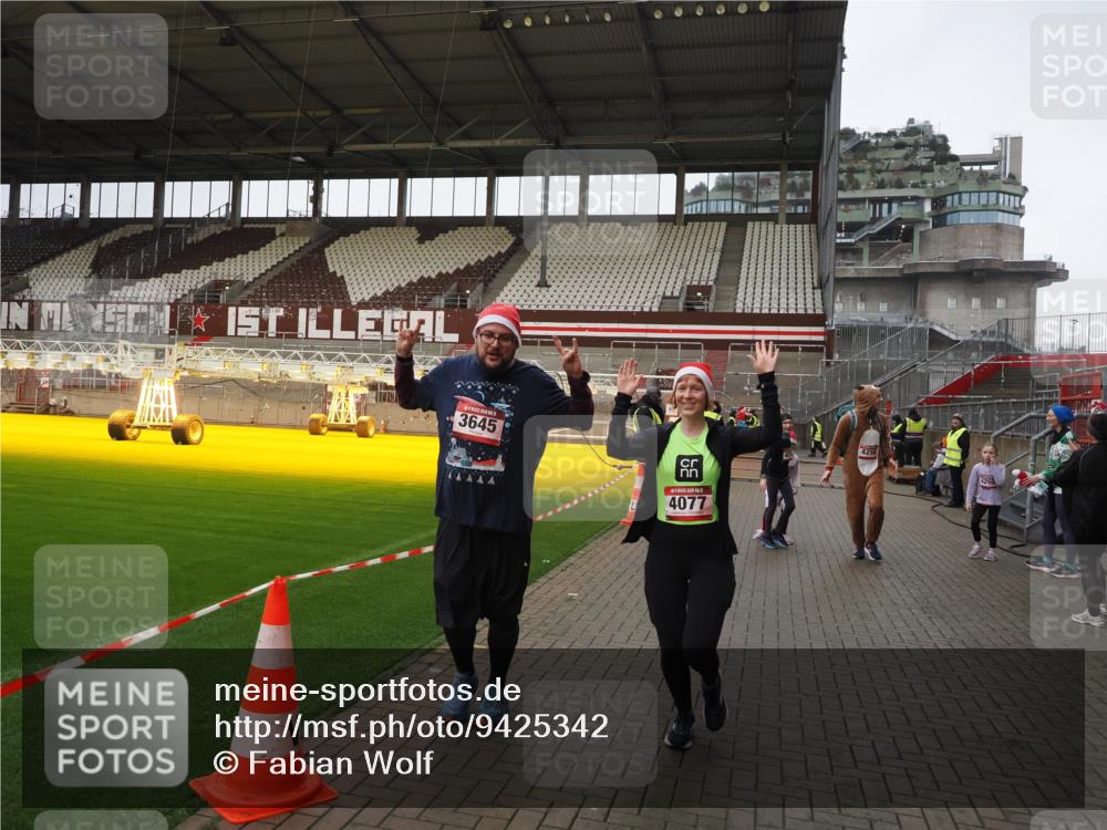07.12.2025 - St. Pauli X-Mass-Run No. 15 Fabian Wolf http://msf.ph/oto/9425342 07.12.2025 12:13:30 Ziel 3645, 4077, 4258, 4261, 4713 meine-sportfotos.de