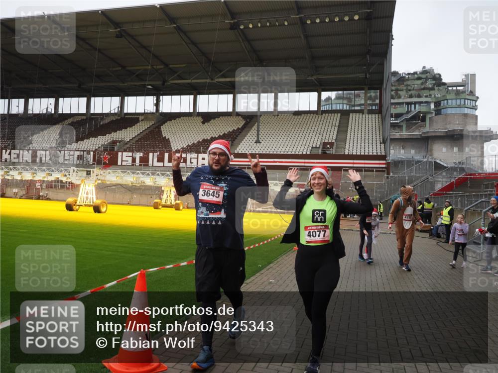 07.12.2025 - St. Pauli X-Mass-Run No. 15 Fabian Wolf http://msf.ph/oto/9425343 07.12.2025 12:13:30 Ziel 3645, 4077, 4258, 4261, 4713 meine-sportfotos.de