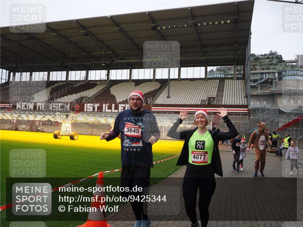 07.12.2025 - St. Pauli X-Mass-Run No. 15 Fabian Wolf http://msf.ph/oto/9425344 07.12.2025 12:13:30 Ziel 3645, 4077, 4258, 4261, 4713 meine-sportfotos.de