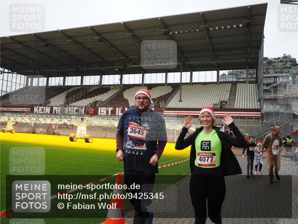 07.12.2025 - St. Pauli X-Mass-Run No. 15 Fabian Wolf http://msf.ph/oto/9425345 07.12.2025 12:13:31 Ziel 3645, 4077, 4258, 4261, 4713 meine-sportfotos.de
