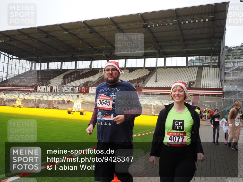 07.12.2025 - St. Pauli X-Mass-Run No. 15 Fabian Wolf http://msf.ph/oto/9425347 07.12.2025 12:13:31 Ziel 3645, 4077, 4258, 4261, 4713 meine-sportfotos.de