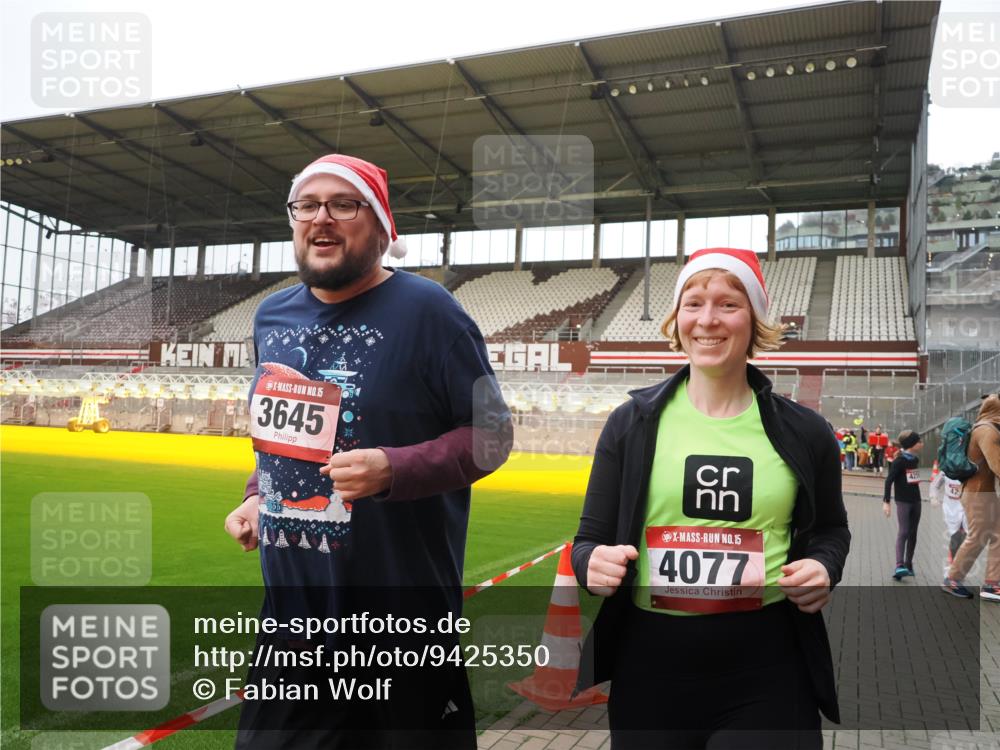 07.12.2025 - St. Pauli X-Mass-Run No. 15 Fabian Wolf http://msf.ph/oto/9425350 07.12.2025 12:13:32 Ziel 3645, 4077, 4258, 4261, 4713 meine-sportfotos.de