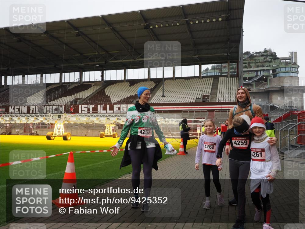 07.12.2025 - St. Pauli X-Mass-Run No. 15 Fabian Wolf http://msf.ph/oto/9425352 07.12.2025 12:13:41 Ziel 4048, 4179, 4258, 4261 meine-sportfotos.de