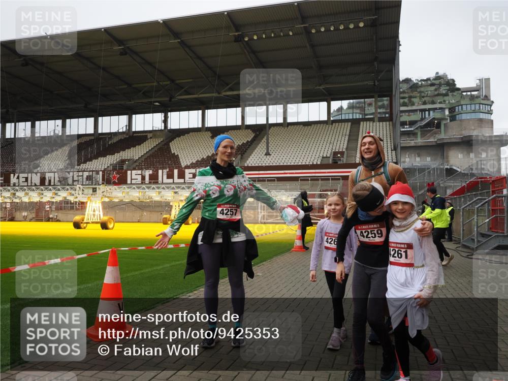 07.12.2025 - St. Pauli X-Mass-Run No. 15 Fabian Wolf http://msf.ph/oto/9425353 07.12.2025 12:13:41 Ziel 4048, 4179, 4258, 4261 meine-sportfotos.de