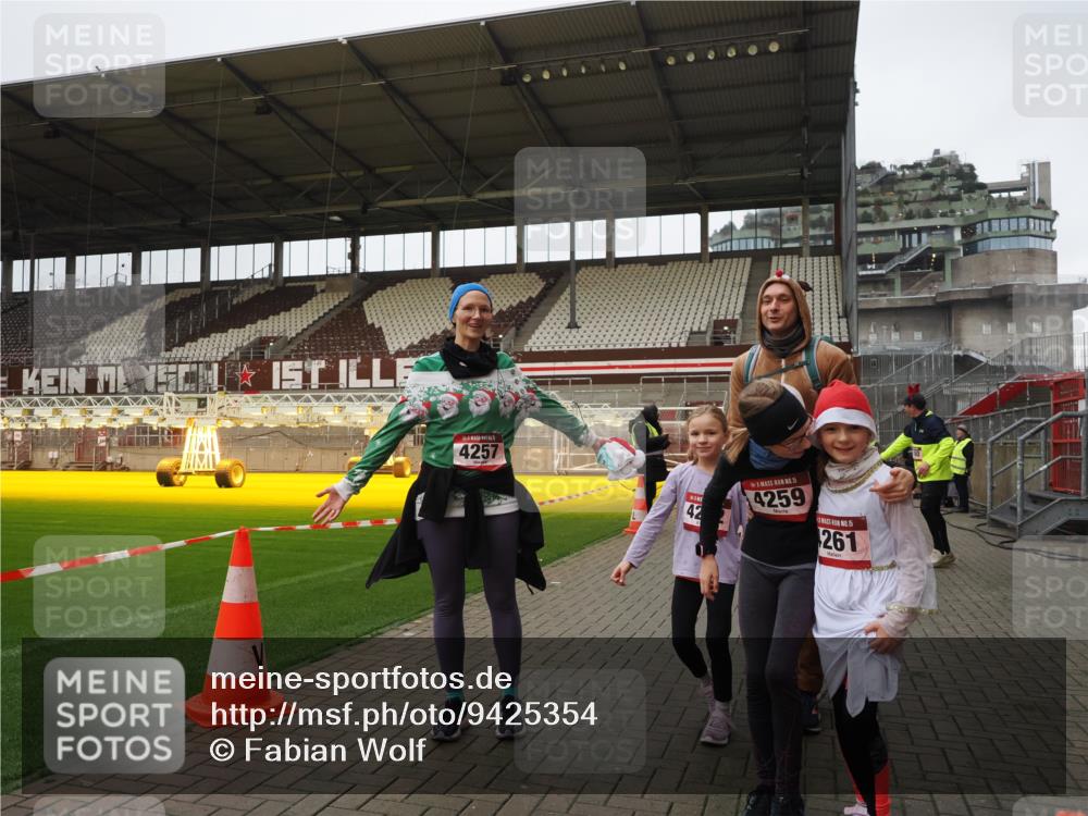 07.12.2025 - St. Pauli X-Mass-Run No. 15 Fabian Wolf http://msf.ph/oto/9425354 07.12.2025 12:13:41 Ziel 4048, 4179, 4258, 4261 meine-sportfotos.de