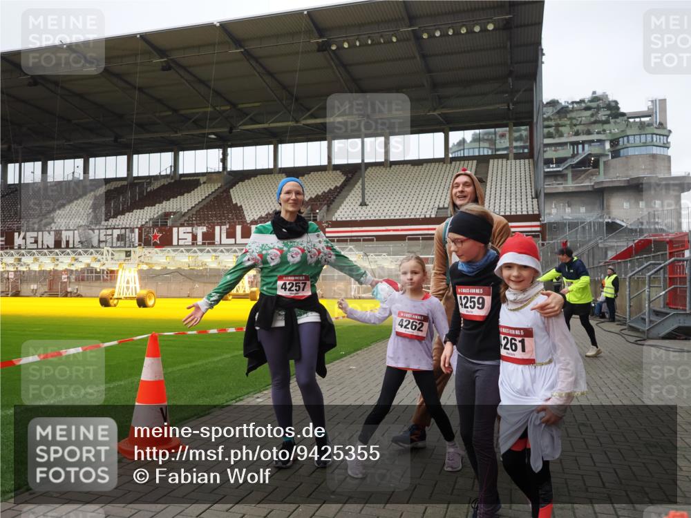 07.12.2025 - St. Pauli X-Mass-Run No. 15 Fabian Wolf http://msf.ph/oto/9425355 07.12.2025 12:13:42 Ziel 4048, 4179, 4258, 4261 meine-sportfotos.de