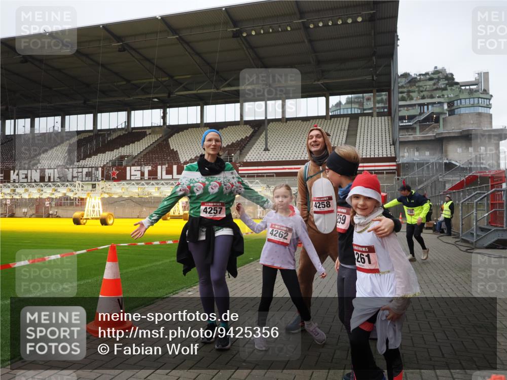 07.12.2025 - St. Pauli X-Mass-Run No. 15 Fabian Wolf http://msf.ph/oto/9425356 07.12.2025 12:13:42 Ziel 4048, 4179, 4258, 4261 meine-sportfotos.de