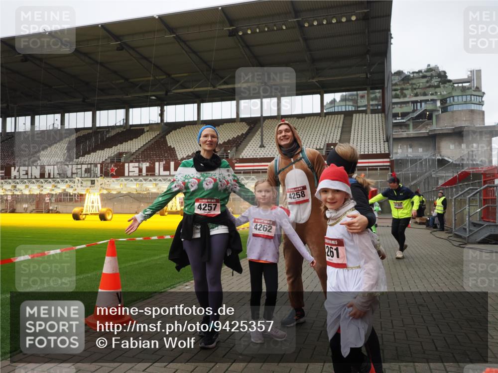 07.12.2025 - St. Pauli X-Mass-Run No. 15 Fabian Wolf http://msf.ph/oto/9425357 07.12.2025 12:13:42 Ziel 4048, 4179, 4258, 4261 meine-sportfotos.de