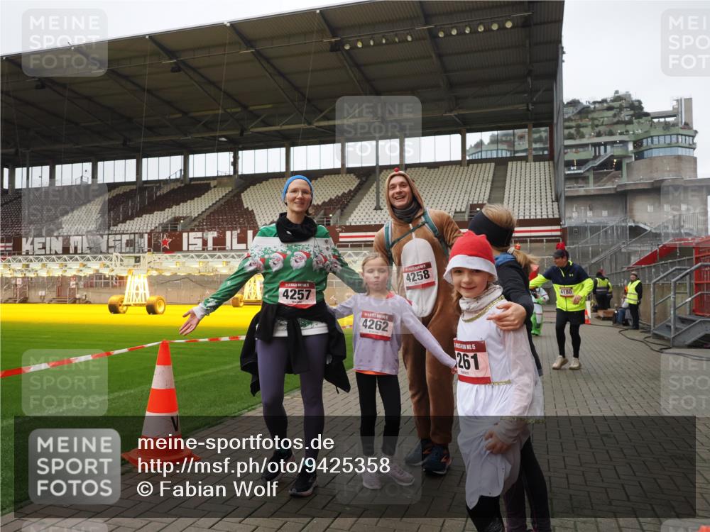 07.12.2025 - St. Pauli X-Mass-Run No. 15 Fabian Wolf http://msf.ph/oto/9425358 07.12.2025 12:13:42 Ziel 4048, 4179, 4258, 4261 meine-sportfotos.de