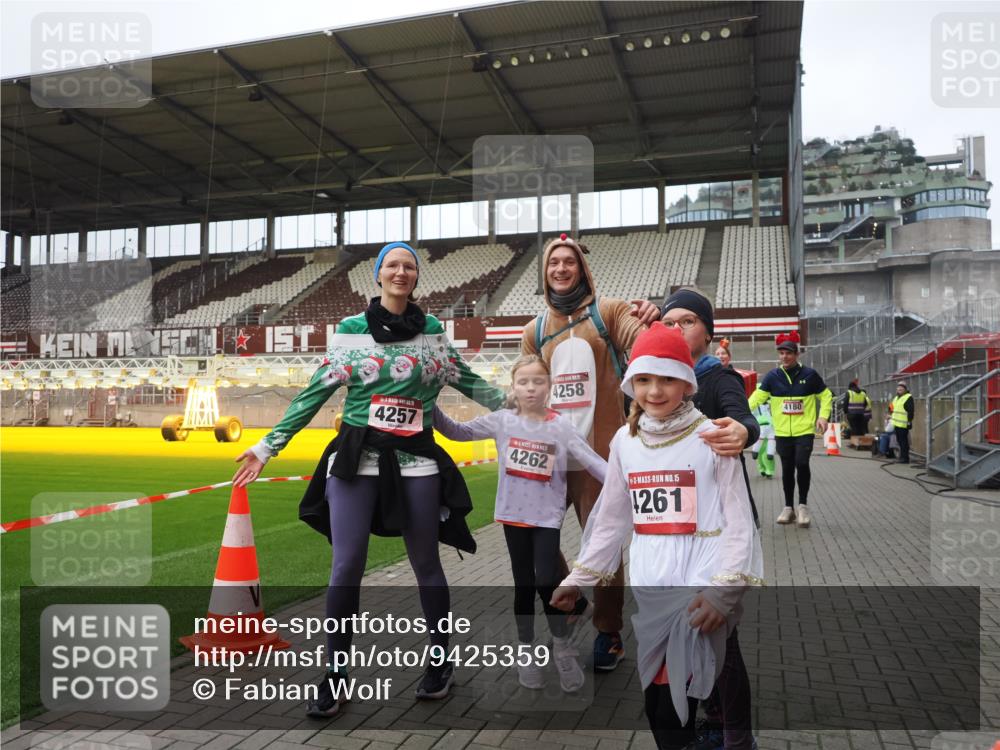 07.12.2025 - St. Pauli X-Mass-Run No. 15 Fabian Wolf http://msf.ph/oto/9425359 07.12.2025 12:13:43 Ziel 4048, 4179, 4258 meine-sportfotos.de