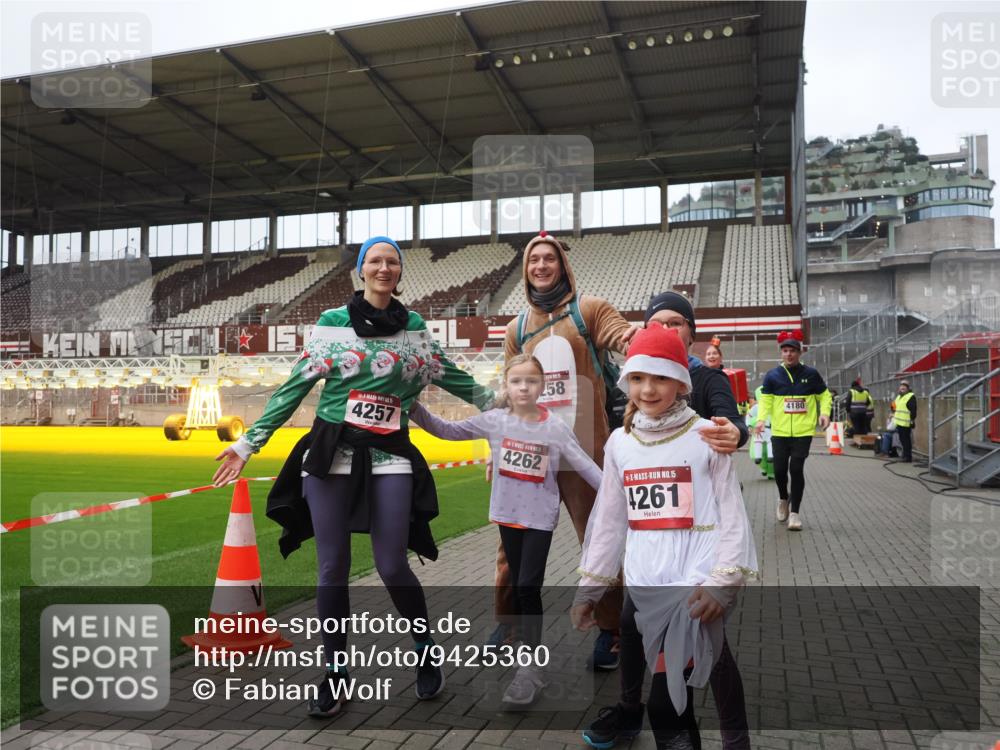 07.12.2025 - St. Pauli X-Mass-Run No. 15 Fabian Wolf http://msf.ph/oto/9425360 07.12.2025 12:13:43 Ziel 4048, 4179, 4258 meine-sportfotos.de