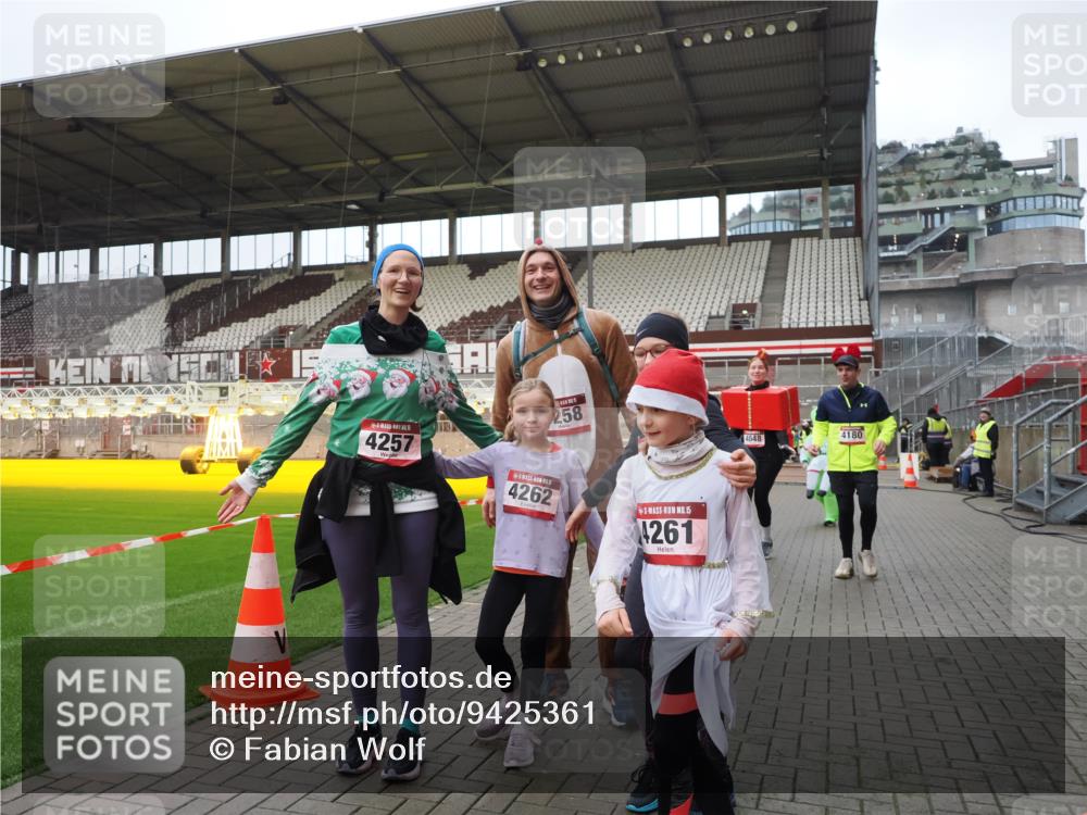 07.12.2025 - St. Pauli X-Mass-Run No. 15 Fabian Wolf http://msf.ph/oto/9425361 07.12.2025 12:13:43 Ziel 4048, 4179, 4258 meine-sportfotos.de