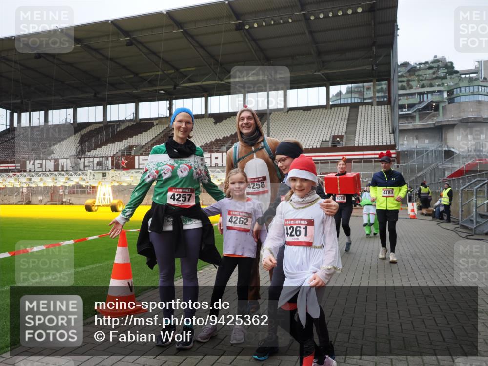 07.12.2025 - St. Pauli X-Mass-Run No. 15 Fabian Wolf http://msf.ph/oto/9425362 07.12.2025 12:13:44 Ziel 4048, 4179 meine-sportfotos.de