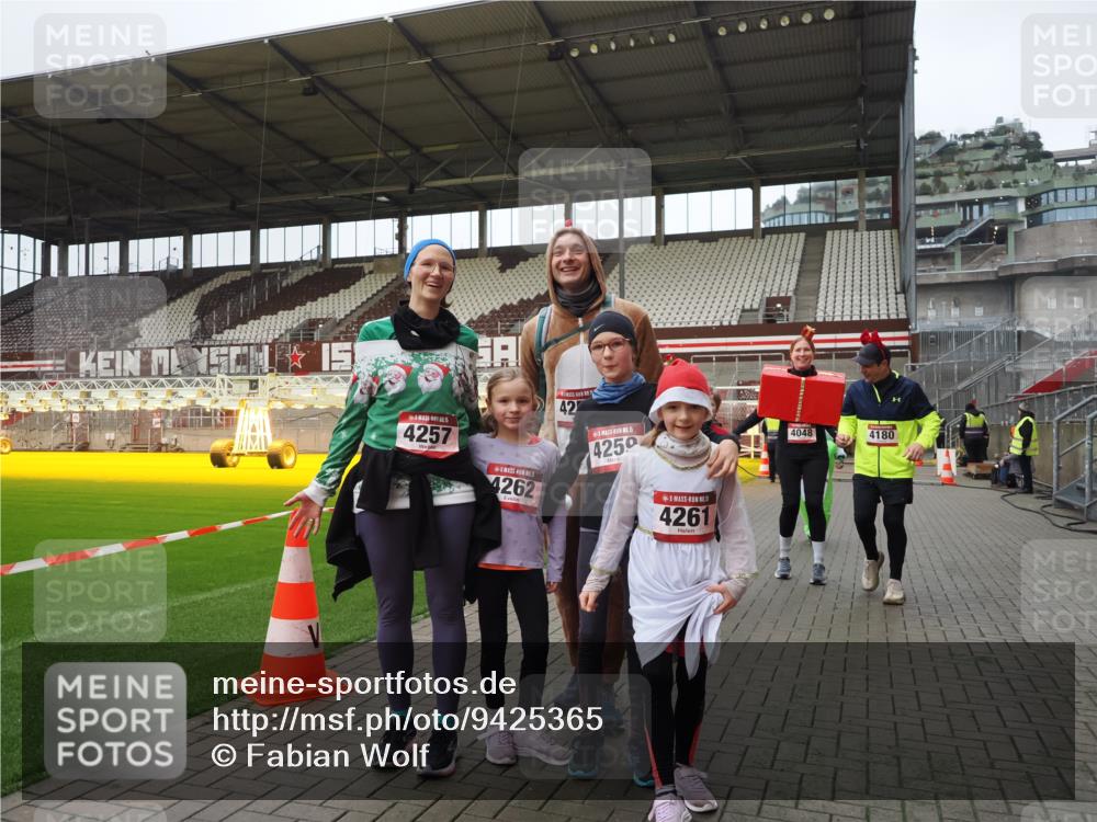 07.12.2025 - St. Pauli X-Mass-Run No. 15 Fabian Wolf http://msf.ph/oto/9425365 07.12.2025 12:13:45 Ziel 4048, 4179 meine-sportfotos.de