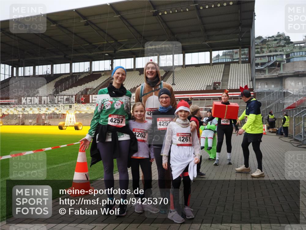 07.12.2025 - St. Pauli X-Mass-Run No. 15 Fabian Wolf http://msf.ph/oto/9425370 07.12.2025 12:13:46 Ziel 4048, 4179 meine-sportfotos.de