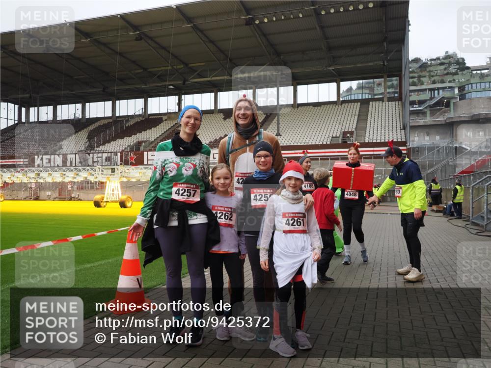 07.12.2025 - St. Pauli X-Mass-Run No. 15 Fabian Wolf http://msf.ph/oto/9425372 07.12.2025 12:13:46 Ziel 4048, 4179 meine-sportfotos.de