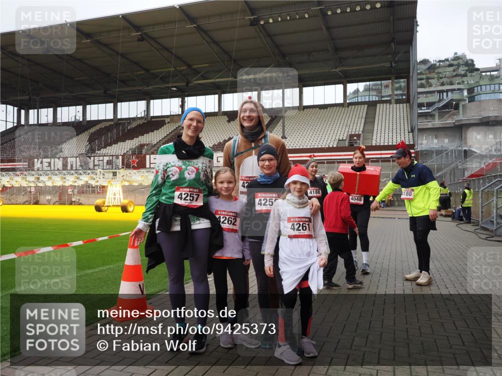 07.12.2025 - St. Pauli X-Mass-Run No. 15 Fabian Wolf http://msf.ph/oto/9425373 07.12.2025 12:13:47 Ziel 4048, 4179 meine-sportfotos.de