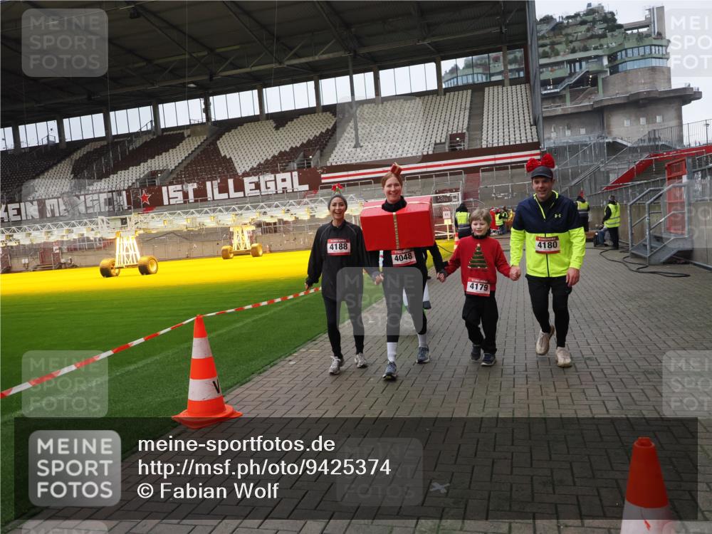 07.12.2025 - St. Pauli X-Mass-Run No. 15 Fabian Wolf http://msf.ph/oto/9425374 07.12.2025 12:13:51 Ziel 4048, 4179 meine-sportfotos.de