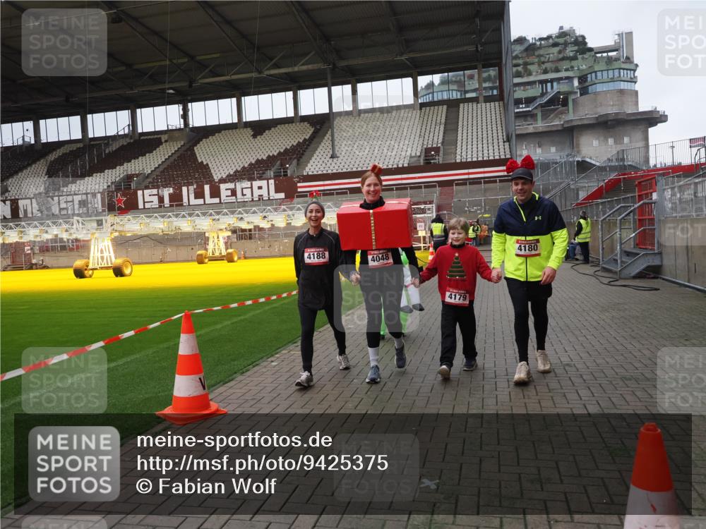 07.12.2025 - St. Pauli X-Mass-Run No. 15 Fabian Wolf http://msf.ph/oto/9425375 07.12.2025 12:13:51 Ziel 4048, 4179 meine-sportfotos.de
