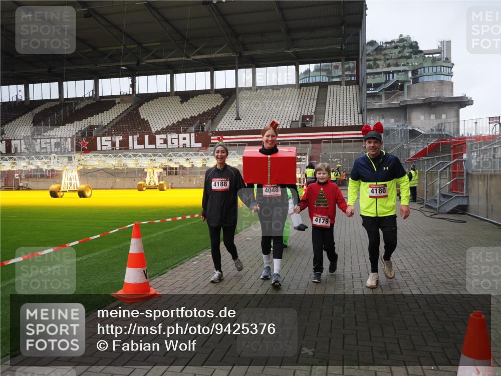 07.12.2025 - St. Pauli X-Mass-Run No. 15 Fabian Wolf http://msf.ph/oto/9425376 07.12.2025 12:13:51 Ziel 4048, 4179 meine-sportfotos.de