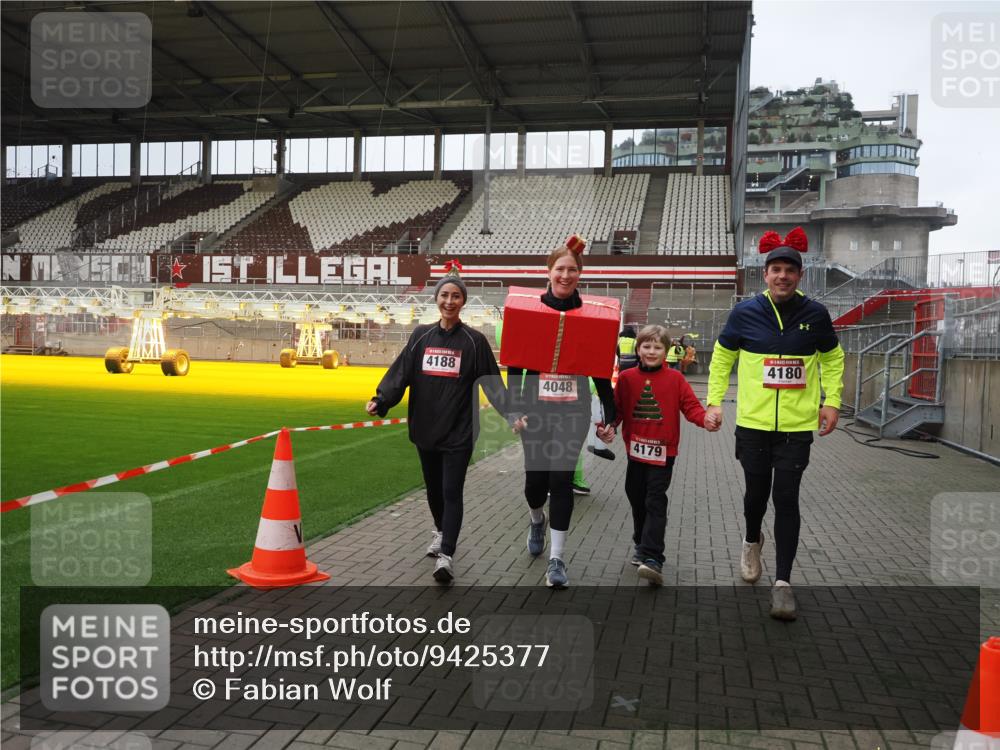 07.12.2025 - St. Pauli X-Mass-Run No. 15 Fabian Wolf http://msf.ph/oto/9425377 07.12.2025 12:13:51 Ziel 4048, 4179 meine-sportfotos.de