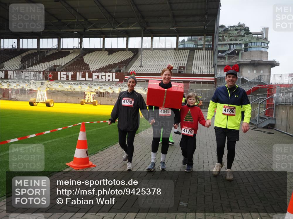 07.12.2025 - St. Pauli X-Mass-Run No. 15 Fabian Wolf http://msf.ph/oto/9425378 07.12.2025 12:13:51 Ziel 4048, 4179 meine-sportfotos.de
