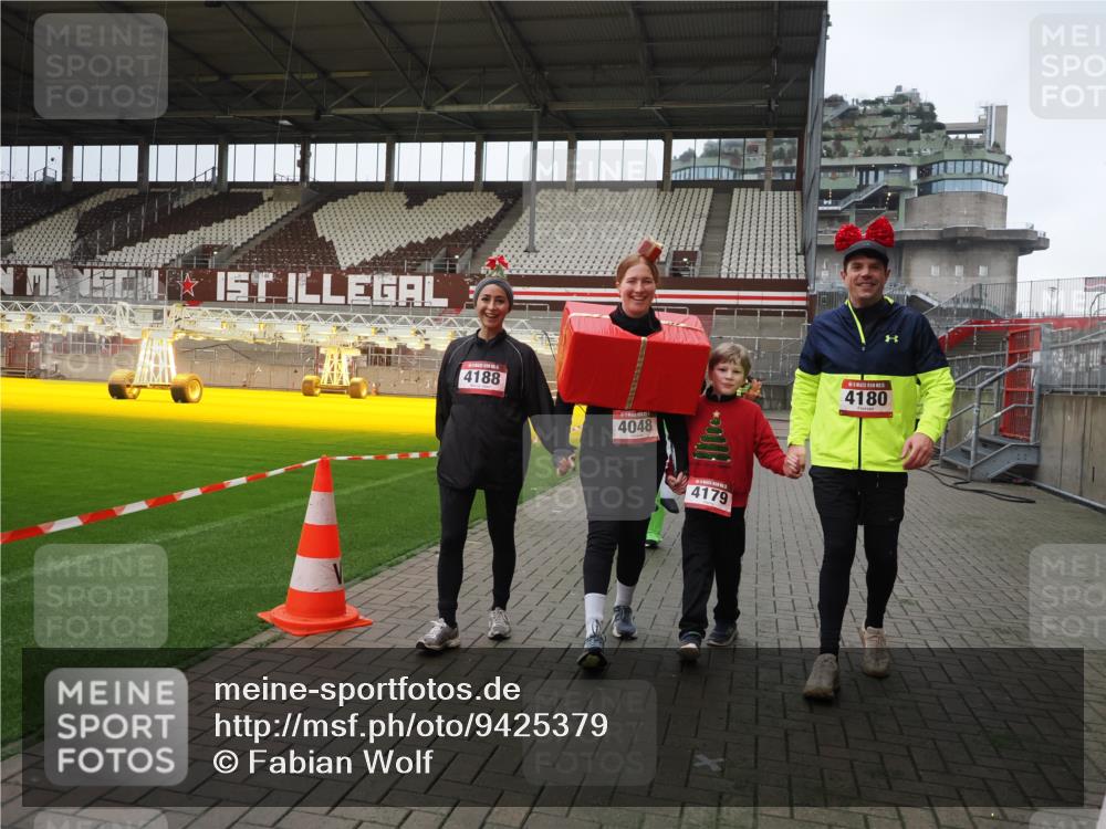 07.12.2025 - St. Pauli X-Mass-Run No. 15 Fabian Wolf http://msf.ph/oto/9425379 07.12.2025 12:13:52 Ziel 4048, 4179 meine-sportfotos.de
