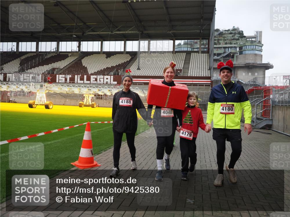 07.12.2025 - St. Pauli X-Mass-Run No. 15 Fabian Wolf http://msf.ph/oto/9425380 07.12.2025 12:13:52 Ziel 4048, 4179 meine-sportfotos.de
