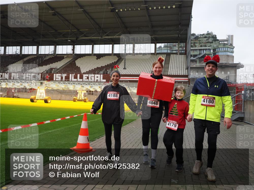07.12.2025 - St. Pauli X-Mass-Run No. 15 Fabian Wolf http://msf.ph/oto/9425382 07.12.2025 12:13:52 Ziel 4048, 4179 meine-sportfotos.de