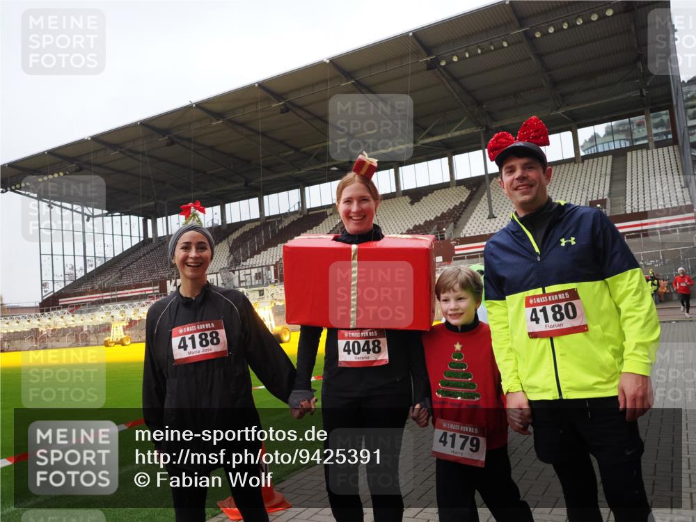 07.12.2025 - St. Pauli X-Mass-Run No. 15 Fabian Wolf http://msf.ph/oto/9425391 07.12.2025 12:13:57 Ziel 2274 meine-sportfotos.de