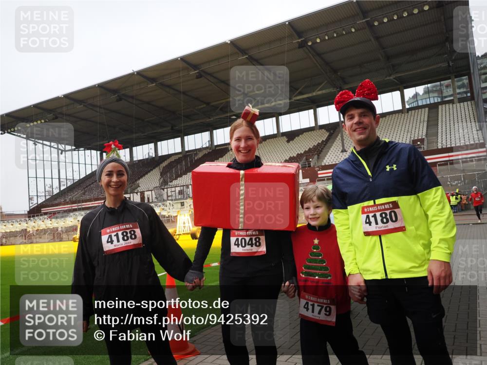 07.12.2025 - St. Pauli X-Mass-Run No. 15 Fabian Wolf http://msf.ph/oto/9425392 07.12.2025 12:13:57 Ziel 2274 meine-sportfotos.de