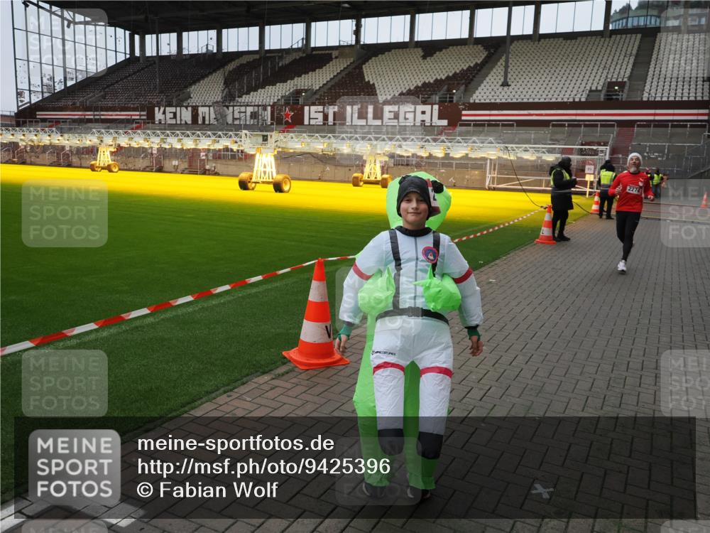 07.12.2025 - St. Pauli X-Mass-Run No. 15 Fabian Wolf http://msf.ph/oto/9425396 07.12.2025 12:14:01 Ziel 2274 meine-sportfotos.de