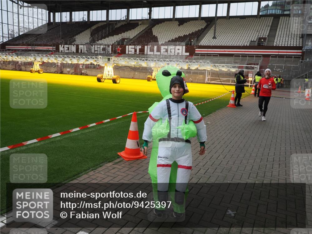 07.12.2025 - St. Pauli X-Mass-Run No. 15 Fabian Wolf http://msf.ph/oto/9425397 07.12.2025 12:14:01 Ziel 2274 meine-sportfotos.de