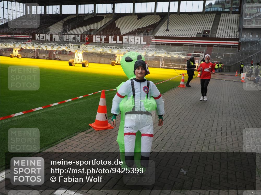 07.12.2025 - St. Pauli X-Mass-Run No. 15 Fabian Wolf http://msf.ph/oto/9425399 07.12.2025 12:14:02 Ziel 2274 meine-sportfotos.de