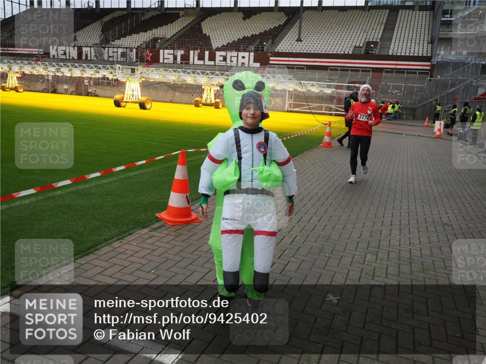 07.12.2025 - St. Pauli X-Mass-Run No. 15 Fabian Wolf http://msf.ph/oto/9425402 07.12.2025 12:14:02 Ziel 2274 meine-sportfotos.de