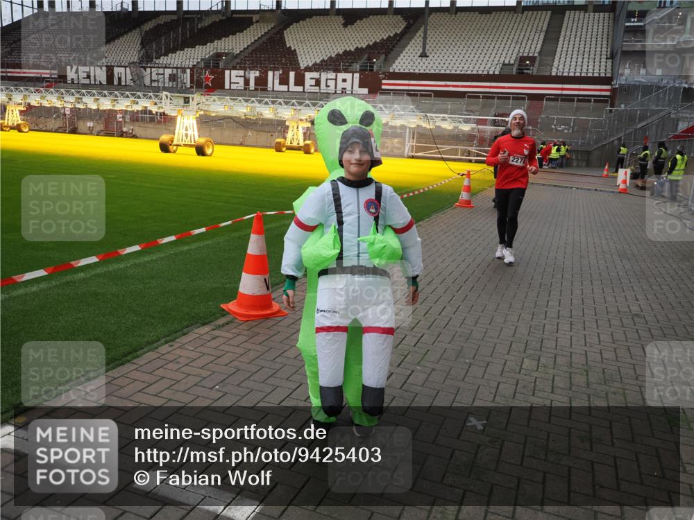 07.12.2025 - St. Pauli X-Mass-Run No. 15 Fabian Wolf http://msf.ph/oto/9425403 07.12.2025 12:14:02 Ziel 2274 meine-sportfotos.de