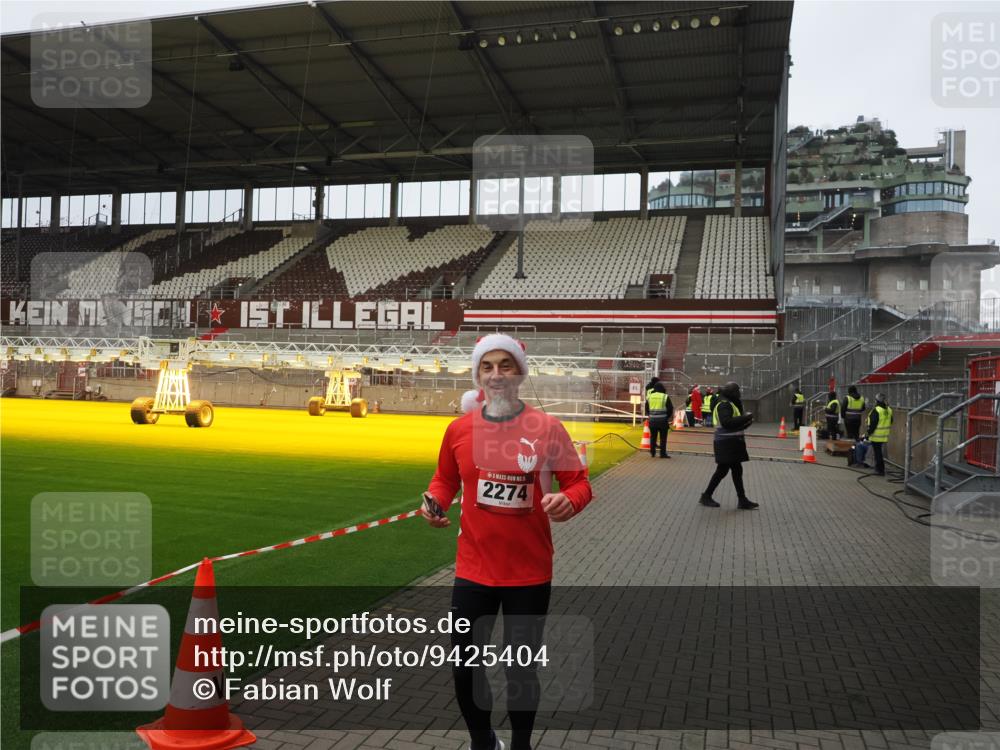 07.12.2025 - St. Pauli X-Mass-Run No. 15 Fabian Wolf http://msf.ph/oto/9425404 07.12.2025 12:14:04 Ziel 2274 meine-sportfotos.de