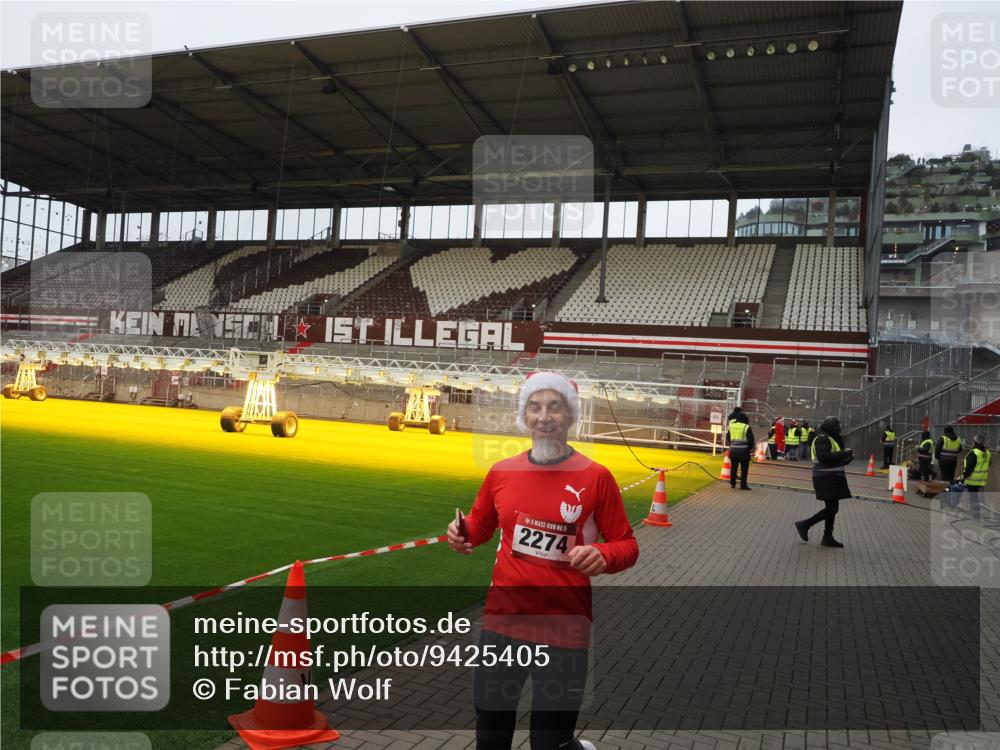 07.12.2025 - St. Pauli X-Mass-Run No. 15 Fabian Wolf http://msf.ph/oto/9425405 07.12.2025 12:14:04 Ziel 2274 meine-sportfotos.de